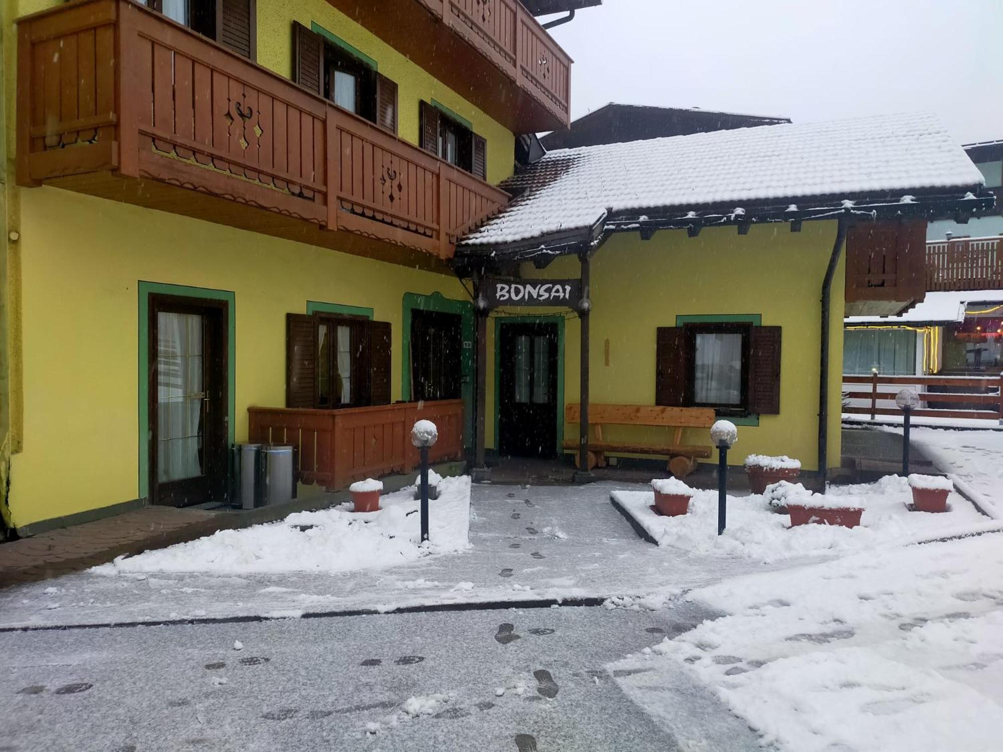 Garni Bonsai Bed & Breakfast Pinzolo Exterior photo