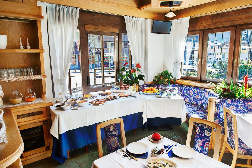 Garni Bonsai Bed & Breakfast Pinzolo Exterior photo