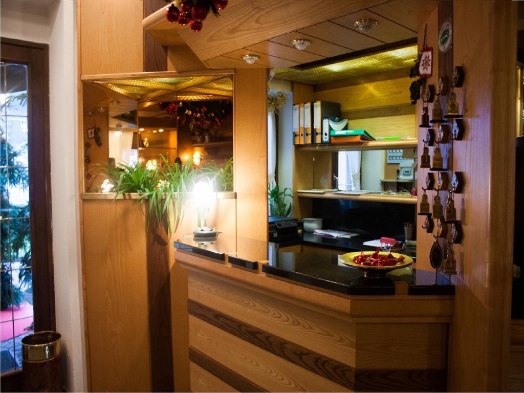 Garni Bonsai Bed & Breakfast Pinzolo Exterior photo
